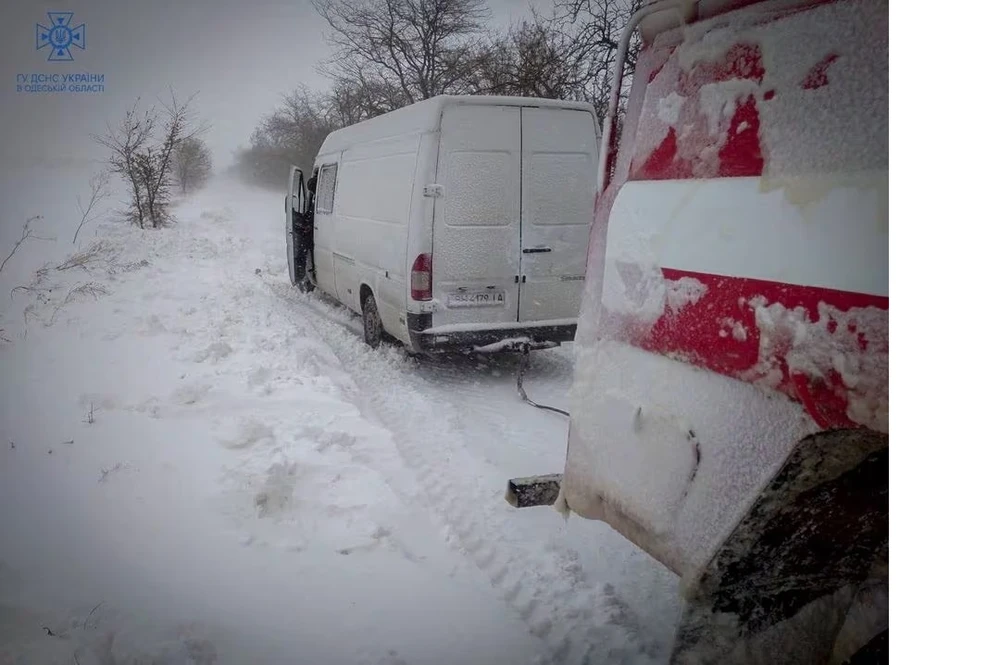 Một chiếc xe bị mắc kẹt trong bão tuyết ở vùng 