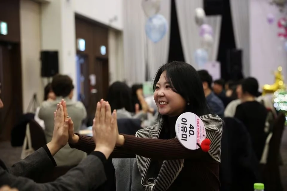 Lee Yu-mi tham dự một sự kiện hẹn hò tập thể được tổ chức tại Seongnam, Hàn Quốc ngày 19/11/2023. (Ảnh: Reuters)
