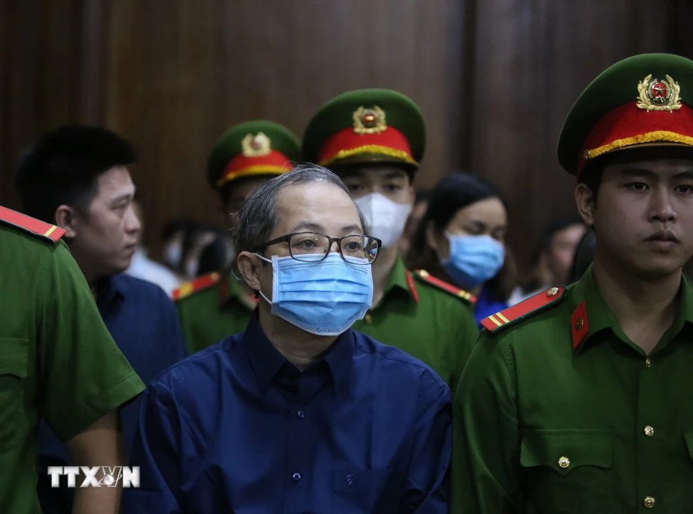 Bị cáo Nguyễn Minh Quân (cựu Giám đốc Bệnh viện thành phố Thủ Đức), bị xét xử về tội "tham ô tài sản" và "rửa tiền." (Ảnh: Thành Chung/TTXVN)