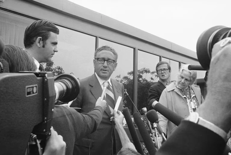 Cố vấn Tổng thống Henry Kissinger trả lời báo chí tại San Clemente, California năm 1973. (Ảnh: AP)