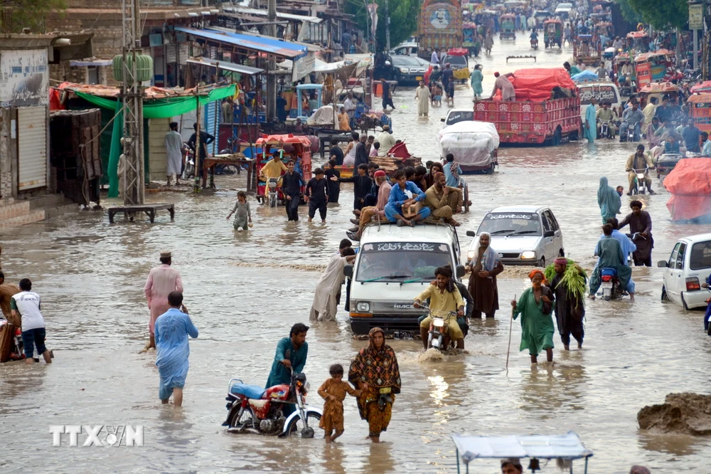 Cảnh ngập lụt sau những trận mưa lớn tại Jaffarabad, Pakistan. (Ảnh: AFP/TTXVN)