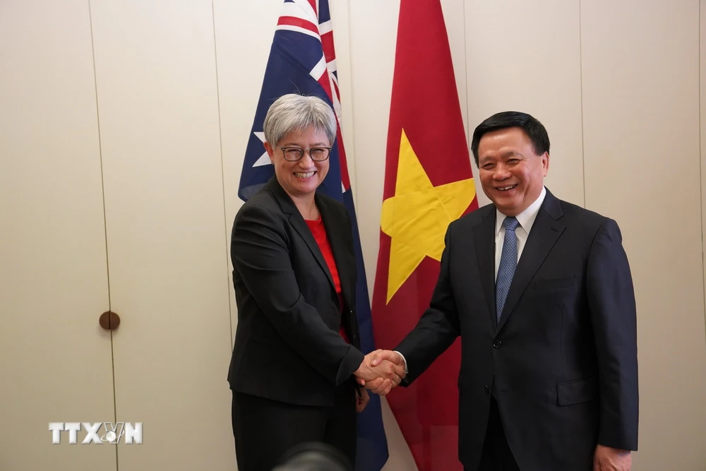 Ông Nguyễn Xuân Thắng và Bộ trưởng Ngoại giao Australia Penny Wong. (Ảnh: Lê Đạt/TTXVN)