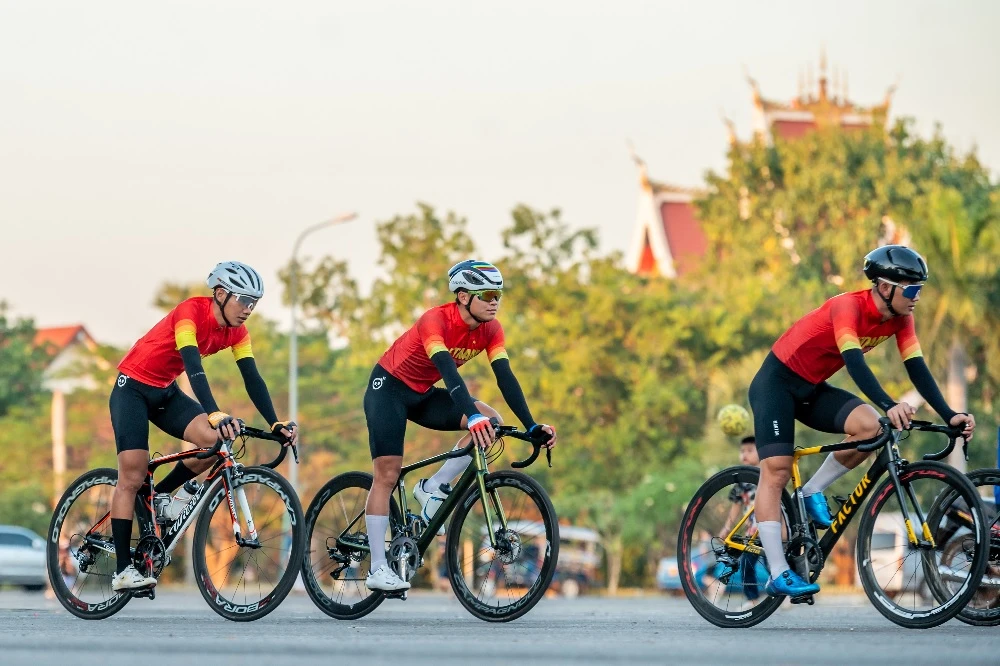 Các vận động viên Việt Nam tham dự giải đua xe đạp hữu nghị Campuchia-Lào-Việt Nam lần thứ nhất. (Nguồn: Quốc hội)