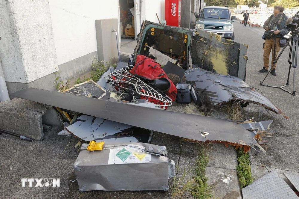 Các vật thể được cho là mảnh vỡ máy bay quân sự Osprey của Mỹ tại đảo Yakushima, tỉnh Kagoshima, Nhật Bản, ngày 30/11/2023. (Ảnh: Kyodo/TTXVN)