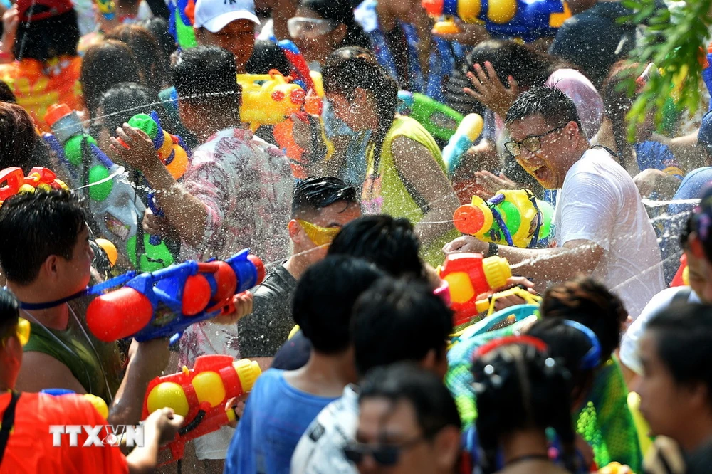 Người dân và du khách vui chơi trong Tết cổ truyền Songkran ở Bangkok, Thái Lan, ngày 13/4/2023. (Ảnh: THX/TTXVN)