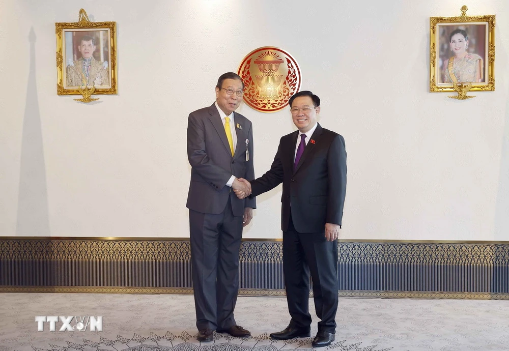 Chủ tịch Quốc hội Vương Đình Huệ và Chủ tịch Thượng viện Thái Lan Pornpetch Wichitcholchai chụp ảnh chung. (Ảnh: Doãn Tấn/TTXVN)