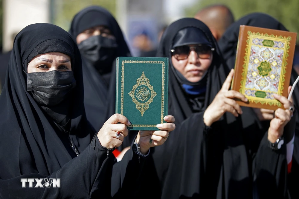 Người Hồi giáo Iraq tuần hành phản đối hành vi báng bổ kinh Koran, ngày 30/6/2023. (Ảnh: AFP/TTXVN)