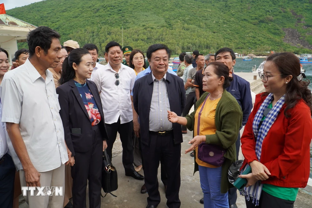 Bộ trưởng Lê Minh Hoan (giữa) lắng nghe ý kiến của bà con, ngư dân sống và hành nghề trên đảo Bích Đầm, Nha Trang, Khánh Hoà. (Ảnh: Đặng Tuấn/TTXVN)