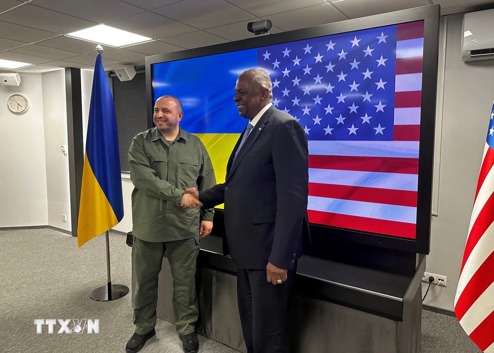 Bộ trưởng Quốc phòng Mỹ Lloyd Austin (phải) trong cuộc gặp người đồng cấp Ukraine Rustem Umerov tại Kiev, ngày 20/11/2023. (Ảnh: AFP/TTXVN)
