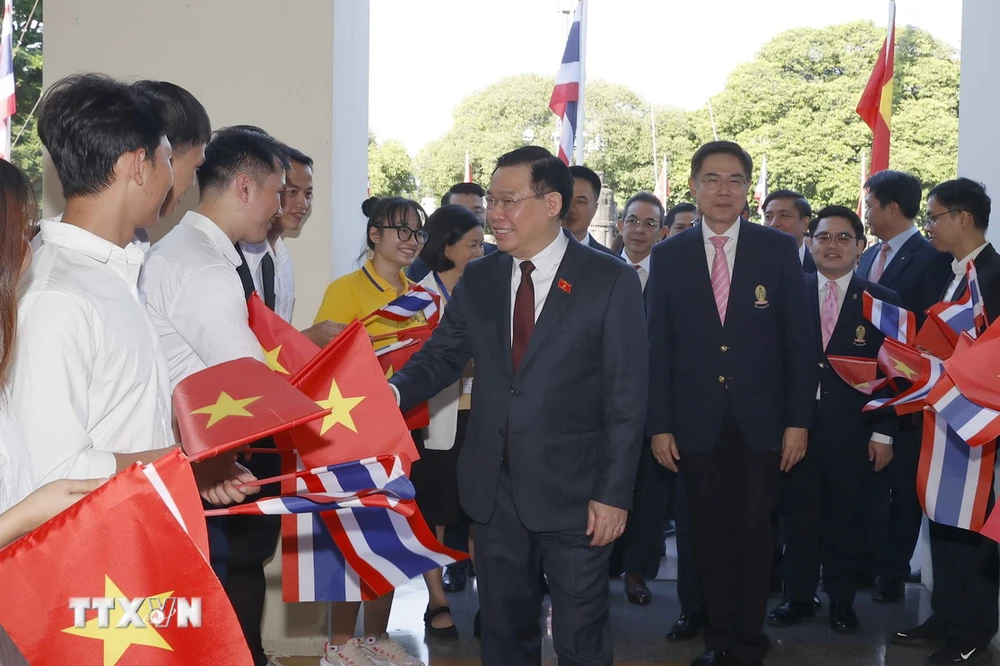 Sinh viên Đại học Chulalongkorn đón Chủ tịch Quốc hội Vương Đình Huệ. (Ảnh: Doãn Tấn/TTXVN)