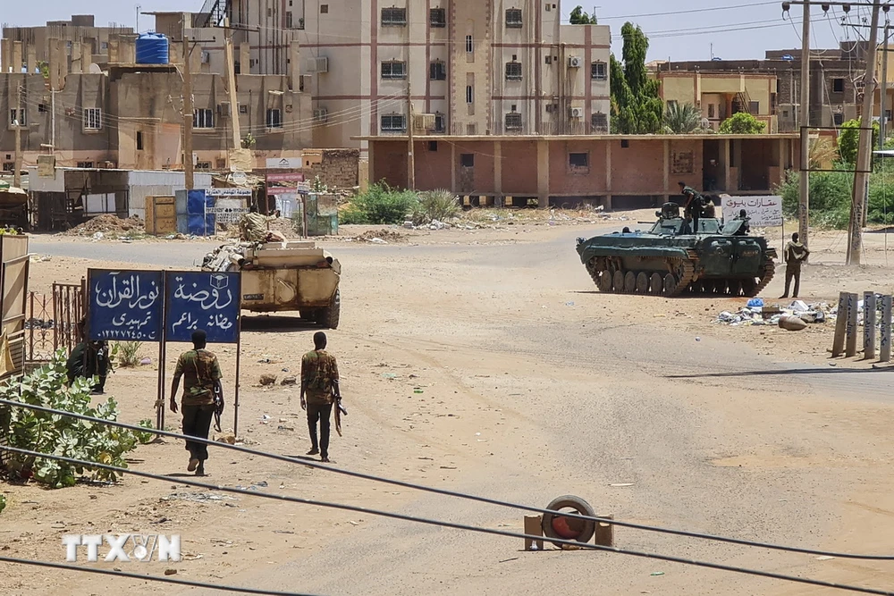 Quân đội Sudan gác trên một đường phố ở thủ đô Khartoum, ngày 6/5/2023. (Ảnh: AFP/TTXVN)