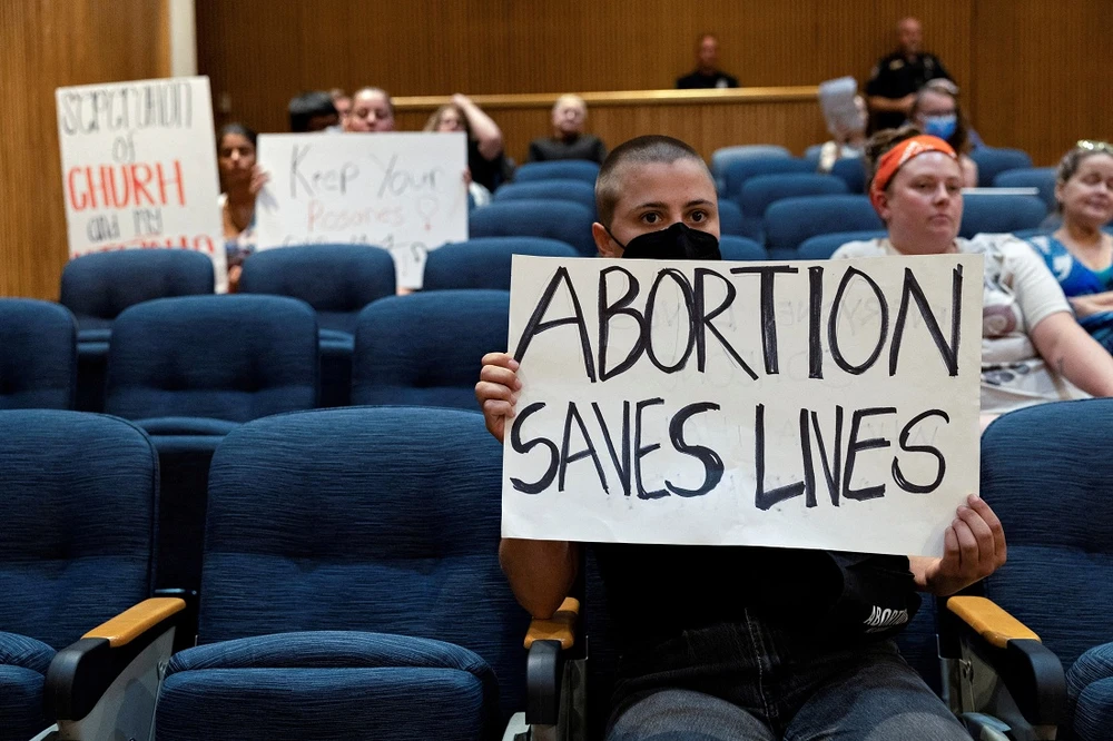 Người biểu tình tại Denton, Texas giơ biểu ngữ yêu cầu nới lỏng lệnh cấm phá thai để bảo vệ tính mạng người mẹ. (Ảnh: Reuters)