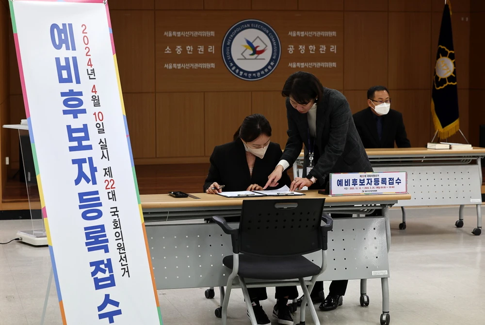 Nhân viên Ủy ban Bầu cử Trung ương Hàn Quốc tại bàn tiếp nhận đơn đăng ký ứng cử viên. (Ảnh: Yonhap)
