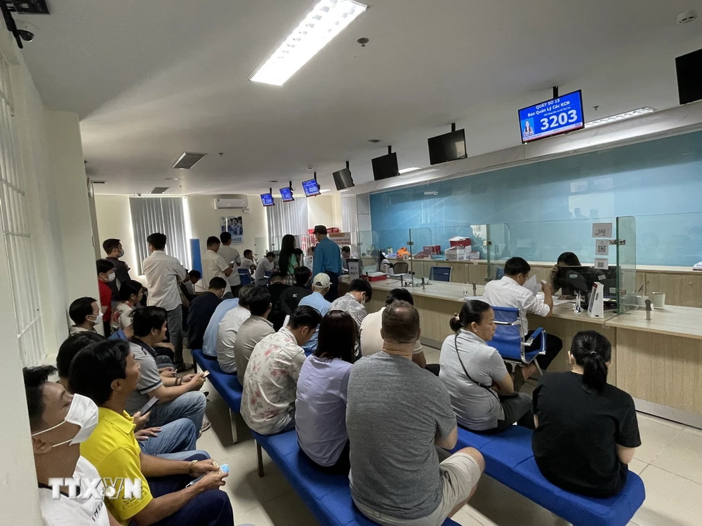 Người dân đến làm thủ tục tại Trung tâm Phục vụ Hành chính Công tỉnh Đồng Nai. (Ảnh: Nhật Bình/TTXVN)