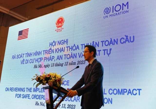 Thứ trưởng Bộ Ngoại giao Đỗ Hùng Việt phát biểu tại Hội nghị. (Nguồn: Báo Chính phủ)