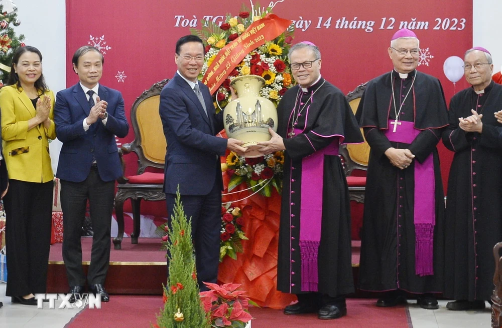 Chủ tịch nước Võ Văn Thưởng chúc mừng Tổng Giám mục Nguyễn Chí Linh, Tổng Giám mục Tổng Giáo phận Huế. (Ảnh: Minh Đức/TTXVN)