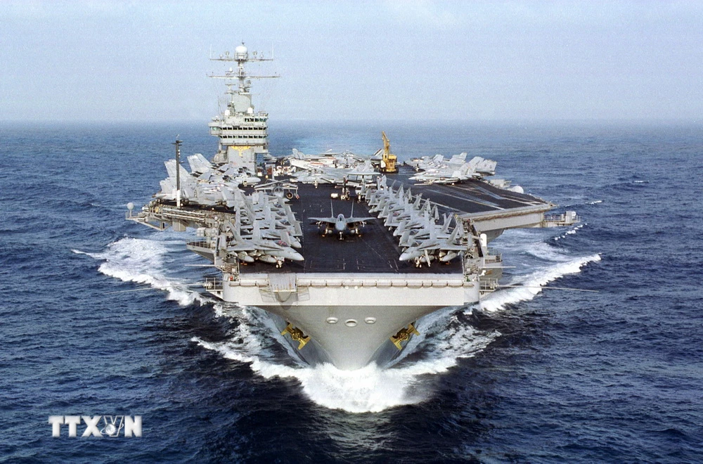 Tàu sân bay USS Dwight D. Eisenhower của Mỹ di chuyển trên Đại Tây Dương. (Ảnh: AFP/TTXVN)