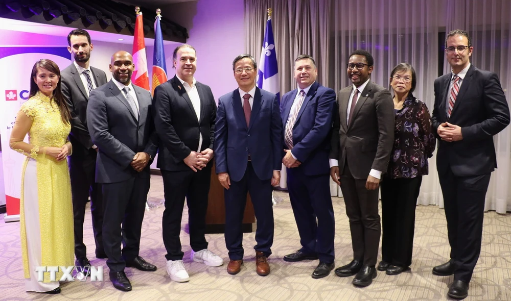 Đại sứ Việt Nam tại Canada Phạm Vinh Quang (giữa) chụp ảnh lưu niệm cùng đại diện Chính quyền Canada, tỉnh bang Quebec, thành phố Montreal. (Ảnh: Trung Dũng/TTXVN)