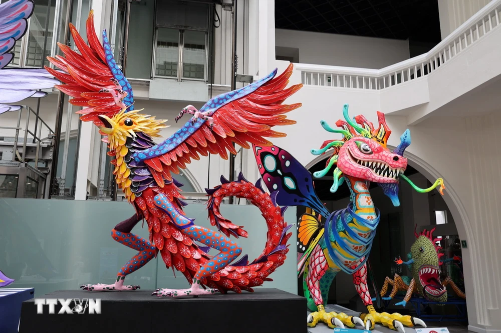 Đồ chơi đập Piñata trưng bày tại một cuộc thi vừa được tổ chức tại thủ đô Mexico City. (Ảnh: Phi Hùng/TTXVN)