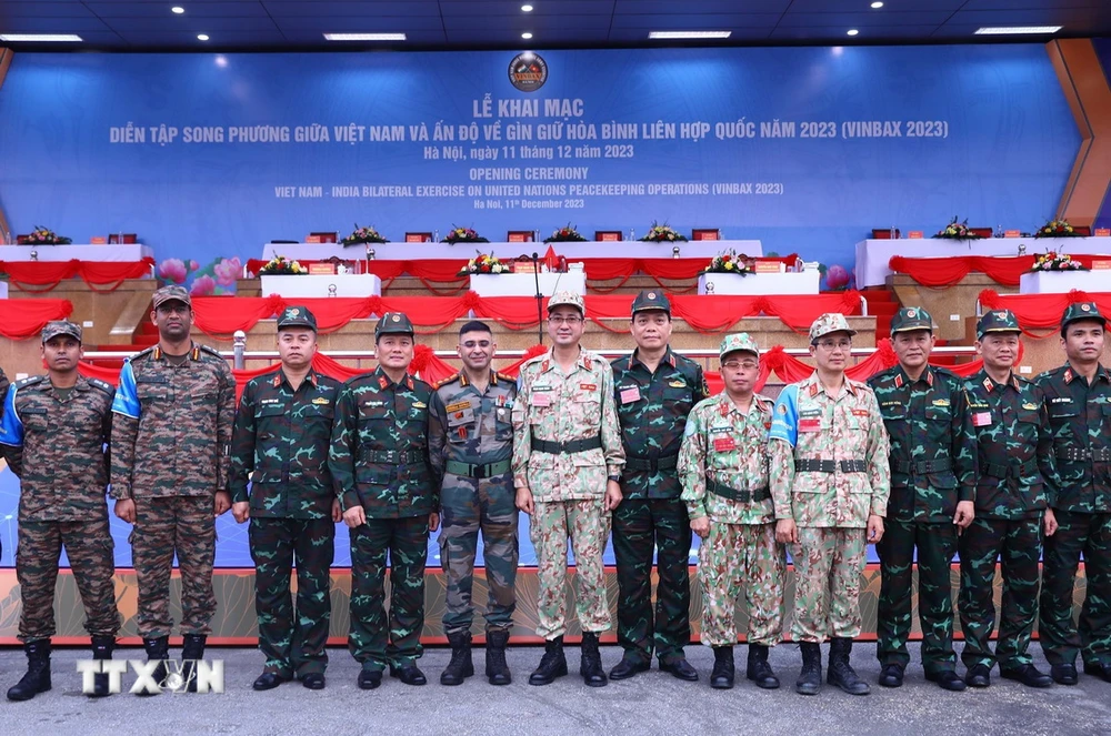 Lãnh đạo, chỉ huy lực lượng tham gia diễn tập của Việt Nam và Ấn Độ tại lễ khai mạc. (Ảnh: Trọng Đức/TTXVN)