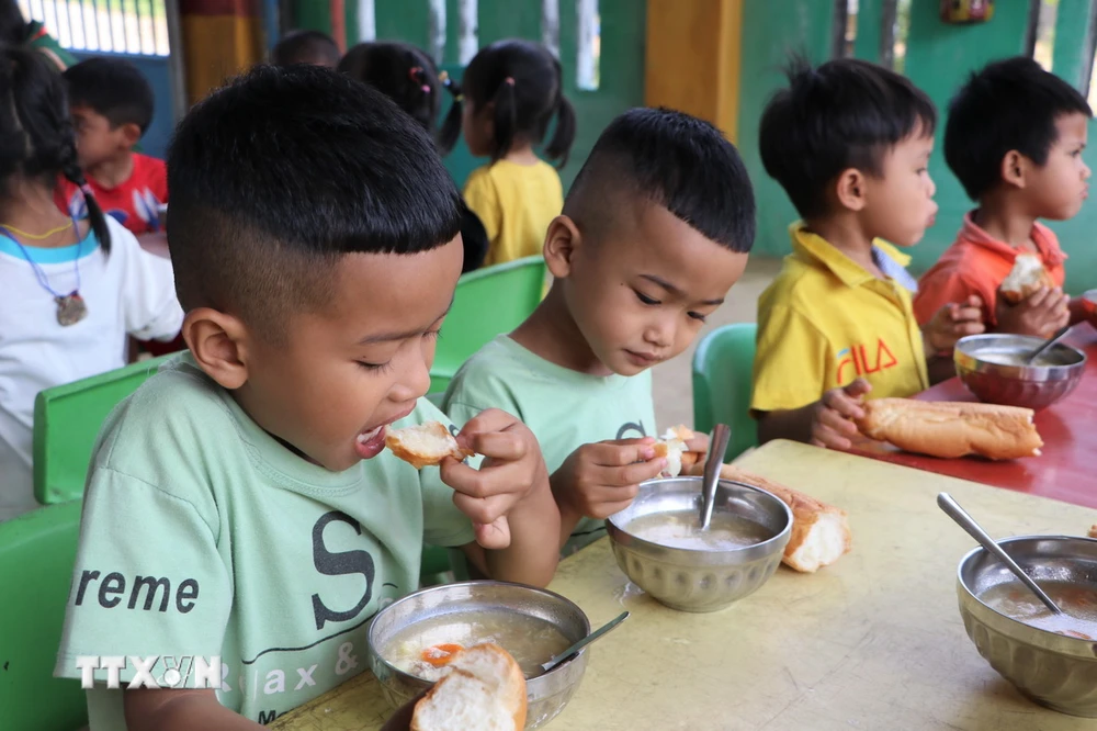 Bữa ăn bán trú của học sinh điểm trường thôn 4, xã Trà Thủy, huyện Trà Bồng, tỉnh Quảng Ngãi. (Ảnh: Đinh Hương/TTXVN)