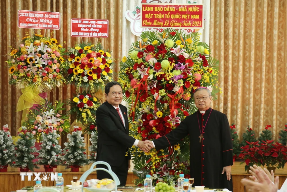 Phó Chủ tịch Thường trực Quốc hội Trần Thanh Mẫn tặng lãng hoa chúc mừng Giáng sinh tại Giáo phận Cần Thơ. (Ảnh: Ngọc Thiện/TTXVN)