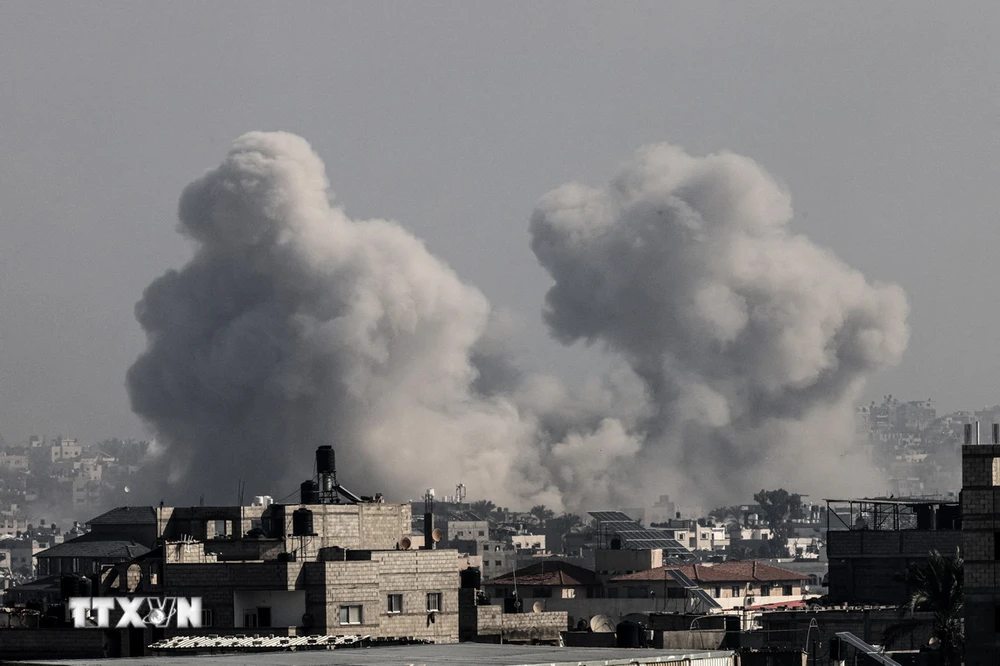 Quân đội Israel đẩy mạnh hoạt động không kích Dải Gaza nhằm tiêu diệt lực lượng Hamas ngày 17/12/2023. (Ảnh: AFP/TTXVN)