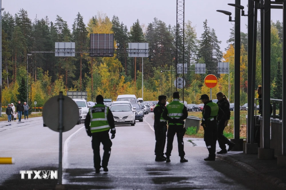Cảnh sát Phần Lan gác tại cửa khẩu Vaalimaa biên giới giữa Phần Lan và Nga. (Ảnh: AFP/TTXVN)