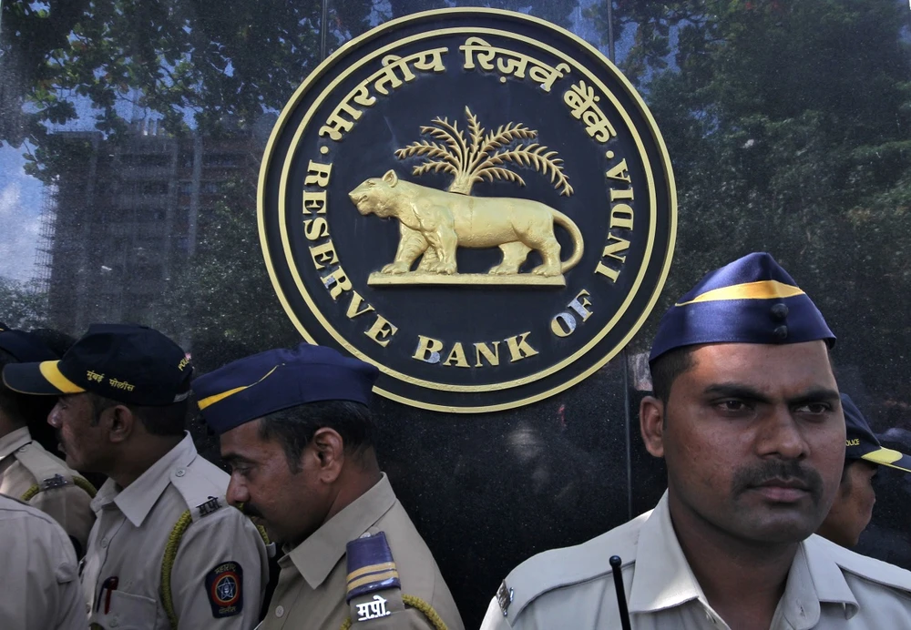 Lực lượng an ninh bên ngoài Ngân hàng Trung ương Ấn Độ ở Mumbai. (Ảnh: Reuters)