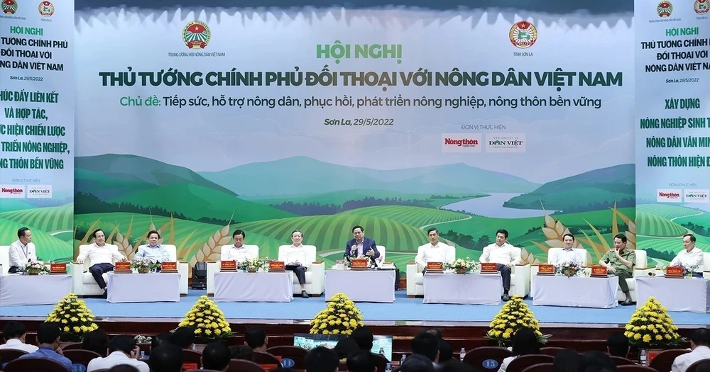 Thủ tướng Phạm Minh Chính và đại diện các bộ đối thoại với nông dân năm 2022. (Ảnh: Dương Giang/TTXVN)
