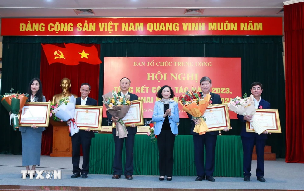 Đồng chí Trương Thị Mai trao Huân chương Lao động của Chủ tịch nước và Bằng khen của Thủ tướng Chính phủ cho các cá nhân có thành tích xuất sắc. (Ảnh: Phương Hoa/TTXVN)