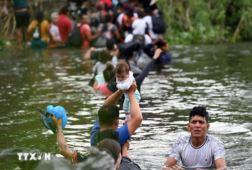 Người di cư từ Matamoros, bang Tamaulipas (Mexico) vượt sông Rio Grande để tìm cách vào Mỹ. (Ảnh: AFP/TTXVN)