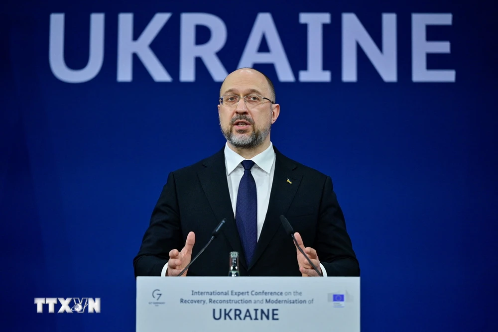 Thủ tướng Ukraine Denys Shmyhal phát biểu tại cuộc họp báo ở Berlin, Đức. (Ảnh: AFP/TTXVN)