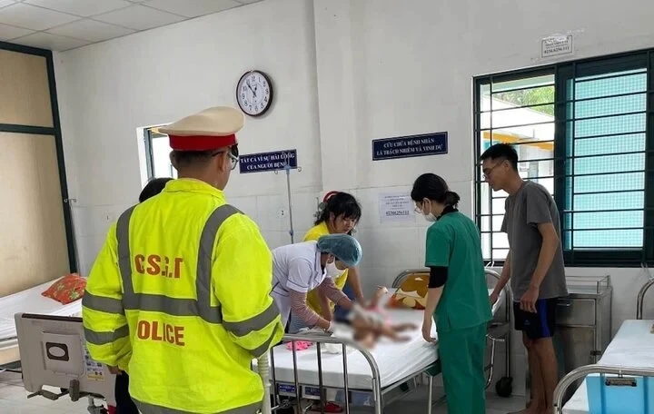 Cháu bé được Cảnh sát Giao thông đưa tới bệnh viện kịp thời. (Nguồn: VTC)