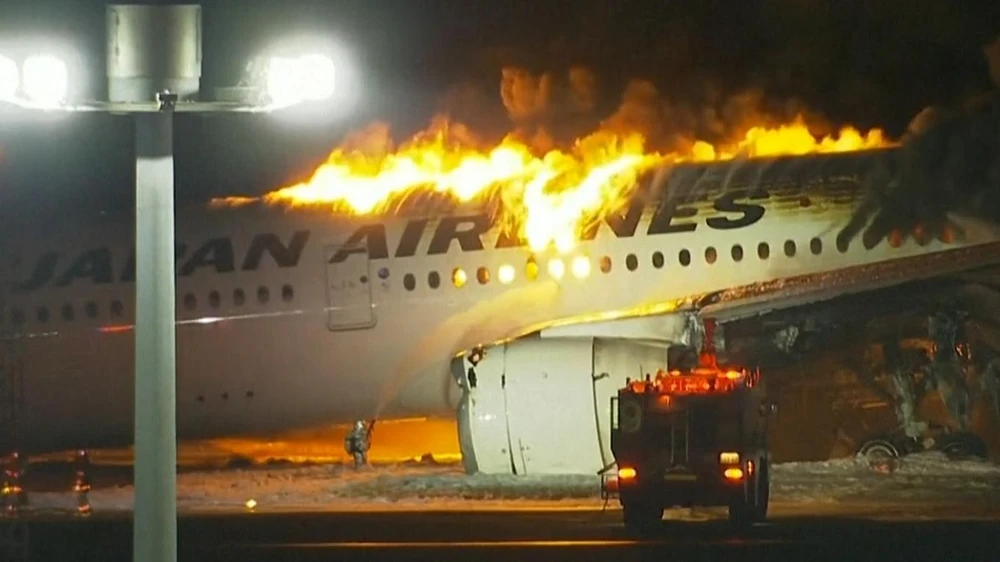 Khoảnh khắc máy bay chở 300 hành khách bốc cháy dữ dội khi hạ cánh ở Nhật Bản- Ảnh 1.