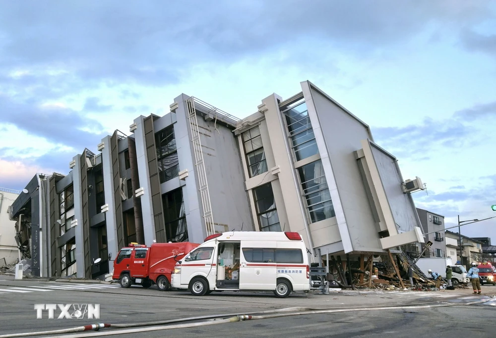 Tòa nhà bị phá hủy sau trận động đất tại Wajima, tỉnh Ishikawa, Nhật Bản, ngày 2/1/2024. (Ảnh: Kyodo/TTXVN)