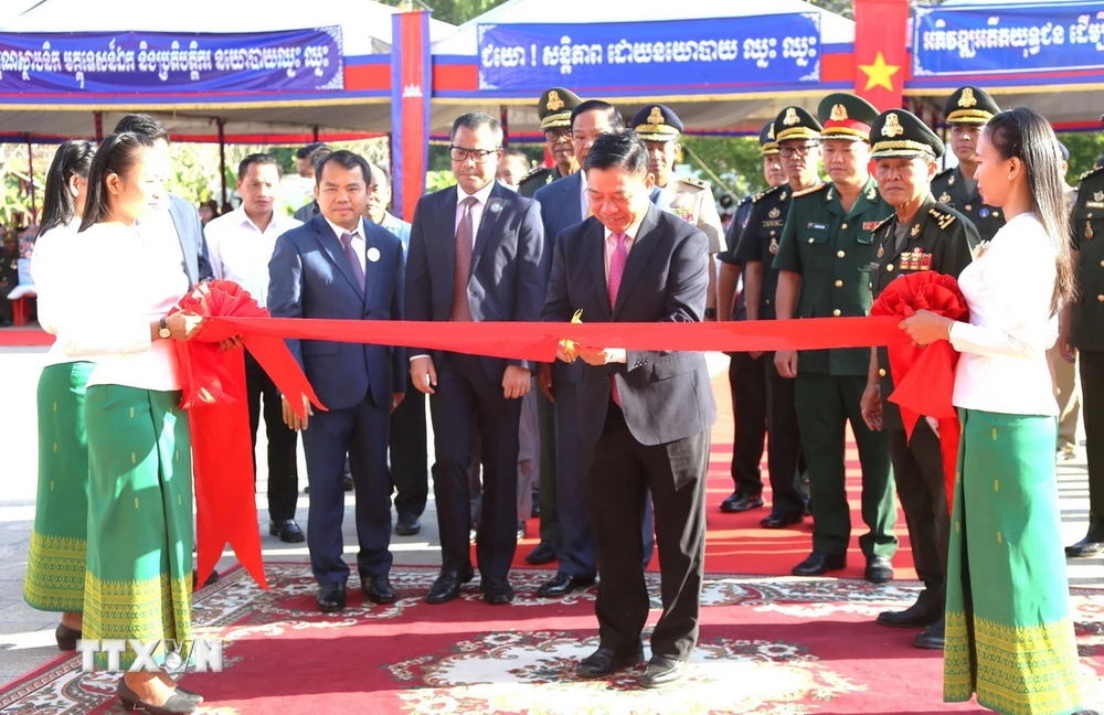 Đại sứ Việt Nam tại Campuchia Nguyễn Huy Tăng thực hiện nghi thức cắt băng khánh thành. (Ảnh: Hoàng Minh/TTXVN)
