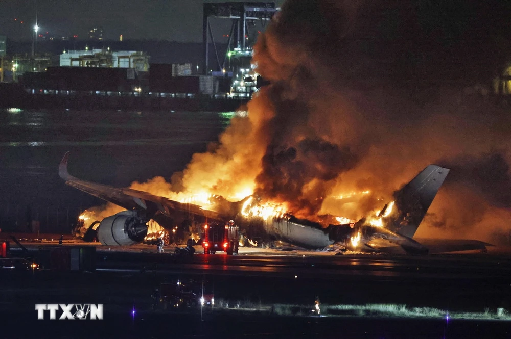 Máy bay của hãng hàng không Nhật Bản Japan Airlines (JAL) bốc cháy dữ dội tại sân bay Haneda ở Tokyo sau vụ va chạm, ngày 2/1/2024. (Ảnh: Kyodo/TTXVN)