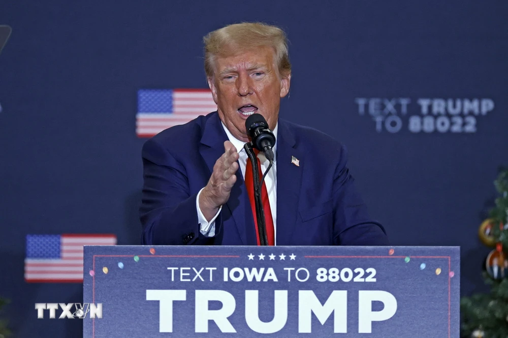 Cựu Tổng thống Mỹ Donald Trump phát biểu tại cuộc vận động tranh cử ở Waterloo, bang Iowa ngày 19/12/2023. (Ảnh: AFP/TTXVN)