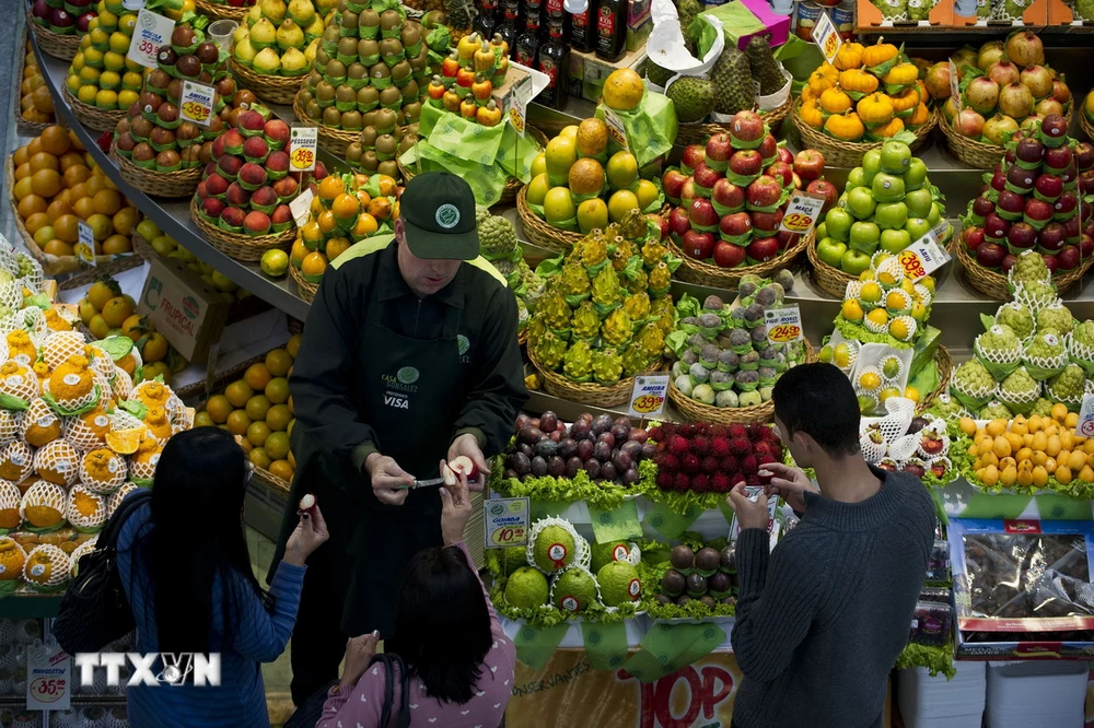 Người dân mua bán tại một chợ ở thành phố Sao Paulo, Brazil. (Ảnh: AFP/TTXVN)
