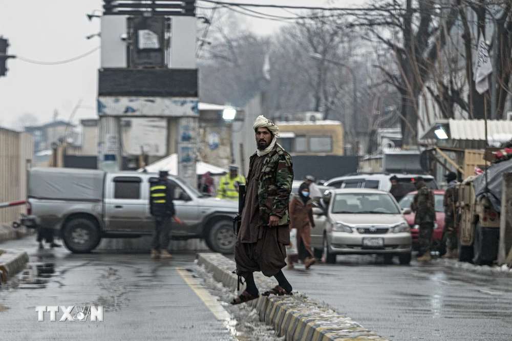 Nhân viên an ninh Taliban phong tỏa một tuyến đường sau vụ đánh bom ở Kabul, Afghanistan, ngày 11/1/2023. (Ảnh: AFP/TTXVN)