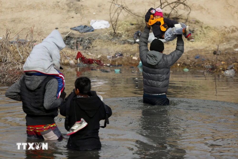 Người di cư vượt sông để vào Mỹ tại Ciudad Juarez, bang Chihuahua, Mexico, ngày 2/1/2024. (Ảnh: AFP/TTXVN)