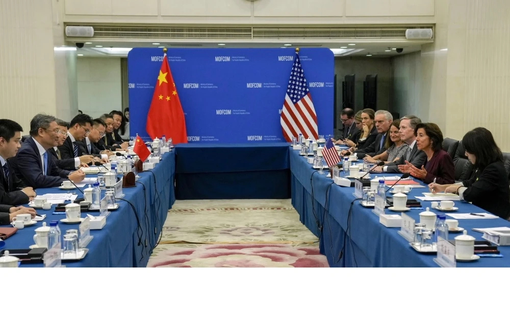 Cuộc họp giữa Bộ trưởng Thương mại Trung Quốc Vương Văn Đào và người đồng cấp Mỹ Mỹ Gina Raimondo. (Ảnh: EPA-EFE)