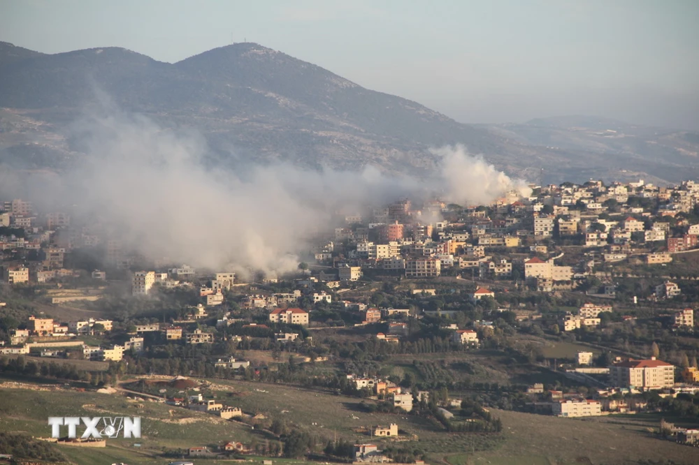 Khói bốc lên sau vụ không kích của Israel xuống thành phố Khiam, Liban ngày 6/1/2024. (Ảnh: THX/TTXVN)