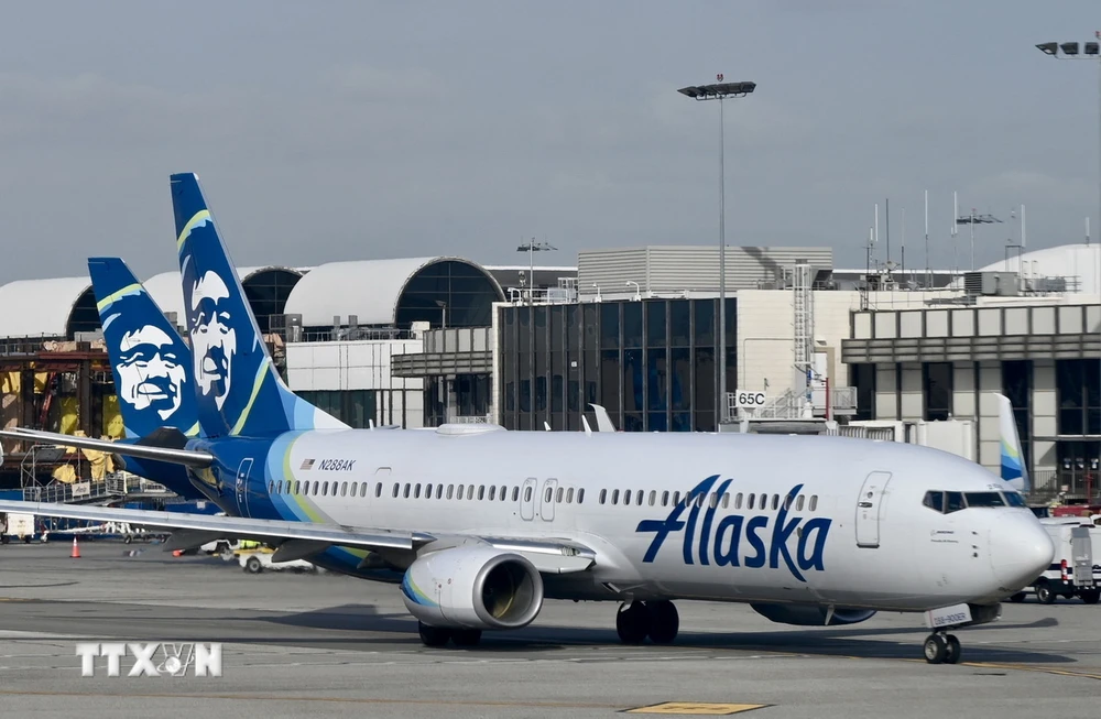 Máy bay Boeing 737 Max 9 của Hãng hàng không Alaska Airlines tại sân bay quốc tế Los Angeles, bang California, Mỹ ngày 11/1/2023. (Ảnh: AFP/TTXVN)