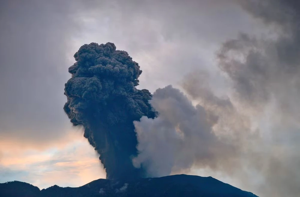 Núi lửa Marapi trên đảo Sumatra phun khói bụi. (Ảnh: Reuters)
