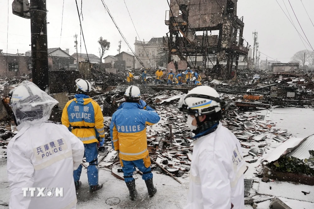 Lực lượng cứu hộ tìm kiếm người mất tích sau động đất tại tỉnh Ishikawa, miền Trung Nhật Bản ngày 7/1/2024. (Ảnh: Kyodo/TTXVN)