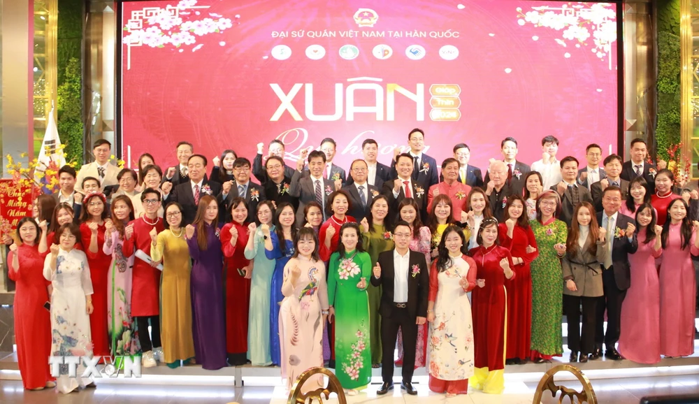 Đại diện các hội đoàn người Việt cùng cán bộ Đại sứ quán Việt Nam và các vị đại biểu khách mời Hàn Quốc chụp ảnh lưu niệm. (Ảnh: Đức Thắng/TTXVN)