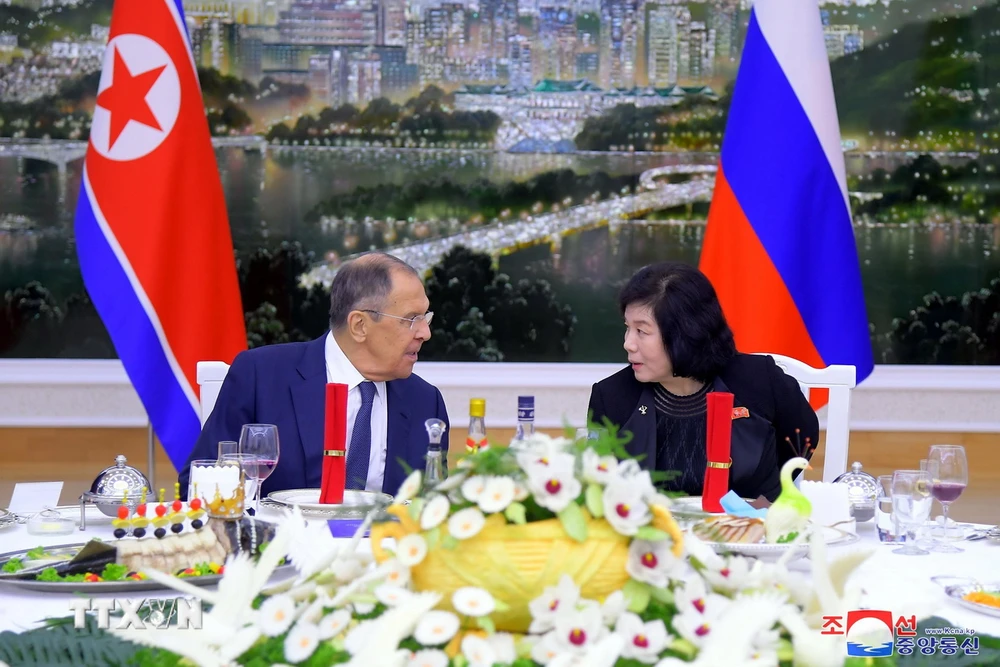 Ngoại trưởng Nga Sergei Lavrov (trái) và người đồng cấp Triều Tiên Choe Son Hui tại cuộc gặp ở Bình Nhưỡng ngày 18/10/2023. (Ảnh: Yonhap/TTXVN)