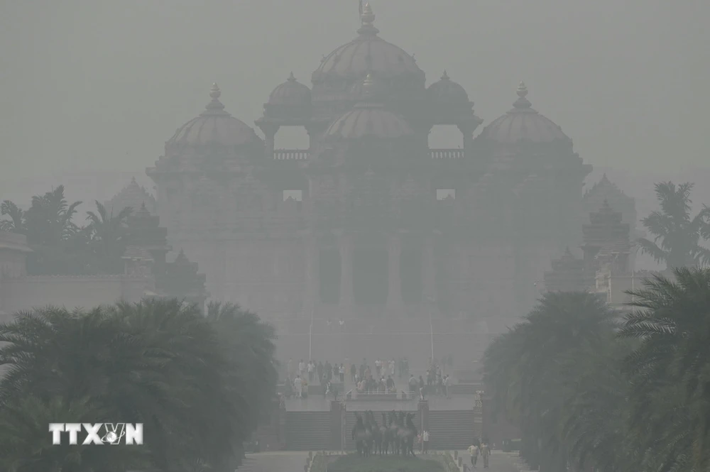 Sương mù ô nhiễm bao phủ dày đặc tại New Delhi, Ấn Độ. (Ảnh: AFP/TTXVN)